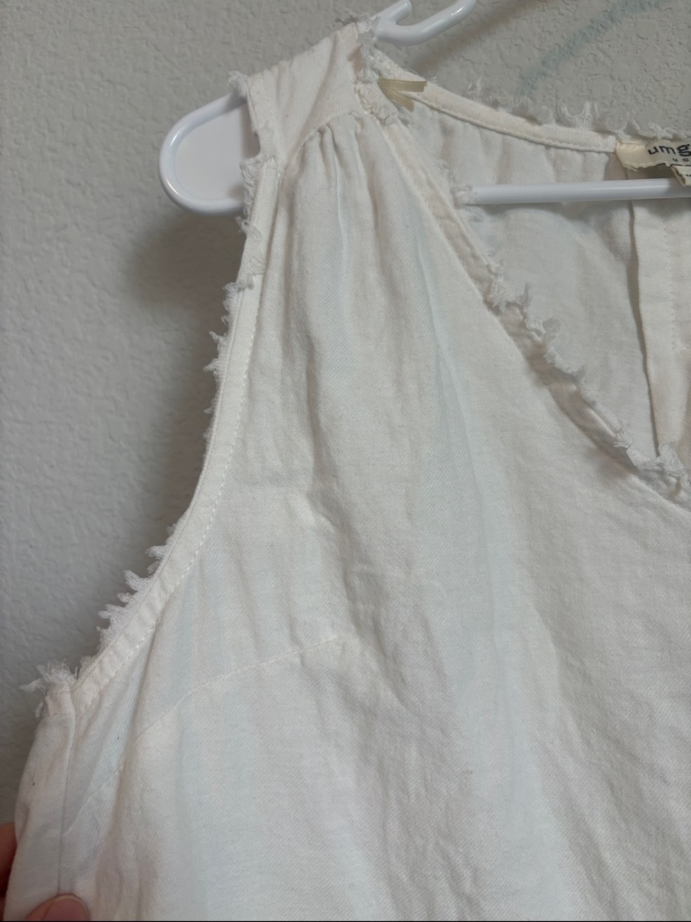 Umgee white Raw-Edge V-Neck Sleeveless top 100% cotton - Picture 4 of 6